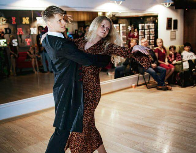 https://arthurmurraywarsaw.pl/kaxeftoo/2023/11/kobieta-tanczy-z-instruktorem-1.jpg